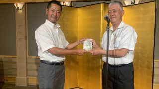 現役への支援金贈呈